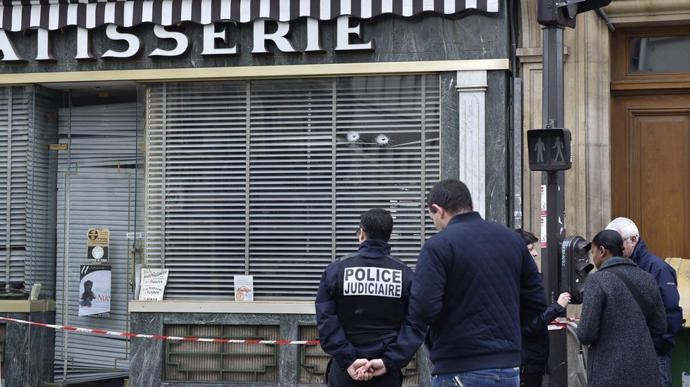 Abrigos abandonados en la calle al lado del Comptoir Voltaire cafe