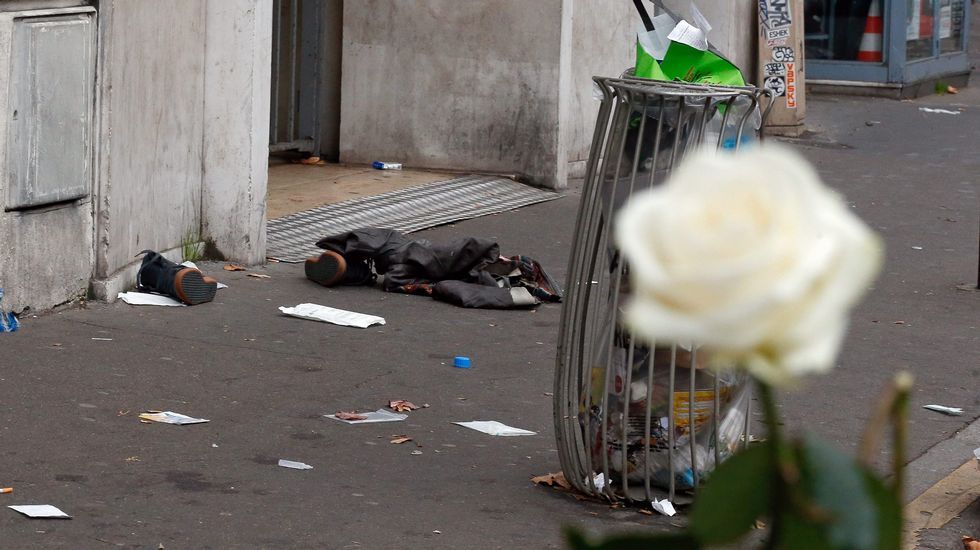 Ropa abandonada cerca de la sala Bataclan, principal objetivo de los terroristas.