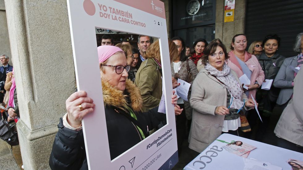 Manos levantadas por el cáncer de mama