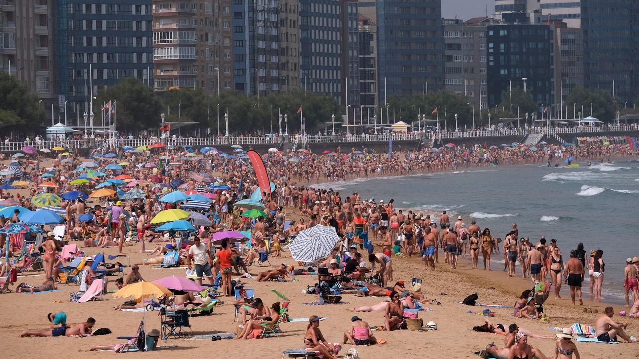 Facultad Biologia.Ba�istas en la playa de San Lorenzo, en Gij�n