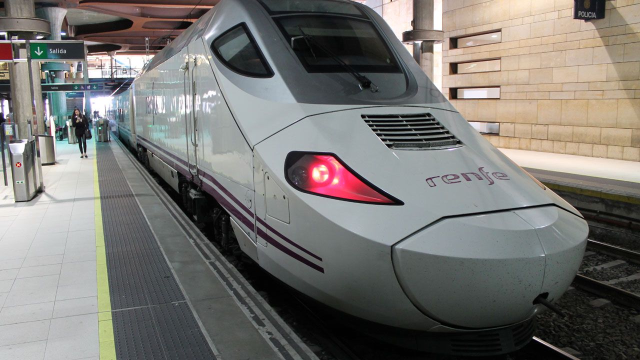 Un tren Alvia en la estación de Oviedo