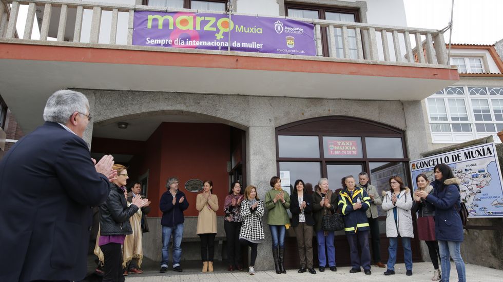 Concentración delante del consistorio de Muxía