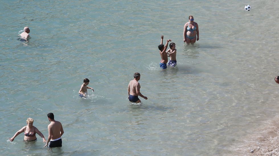 Primer baño en la playa de Matadero, en A Coruña