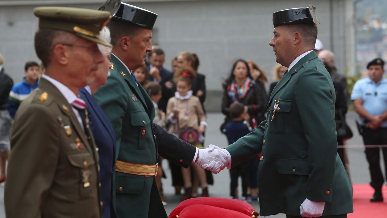 ACTO INSTITUCIONAL CASTRENSE DEL DÍA DEL PILAR.Familiares y público siguieron el acto en la comandancia de Santa Mariña pese al día gris y ventoso