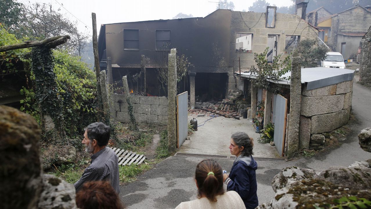Casas quemadas en Moces (Concello de Melón) a causa del incendio forestal.