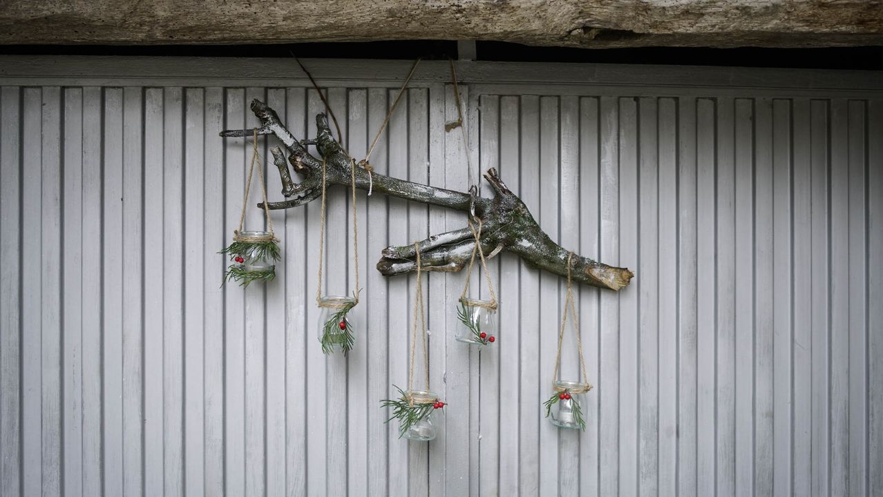 Adornos reivindicativos en Neboeiro.Los vecinos de Neboeiro (Paderne de Allariz) decoraron el pueblo colectivamente y reivindican una mejor conexión a Internet