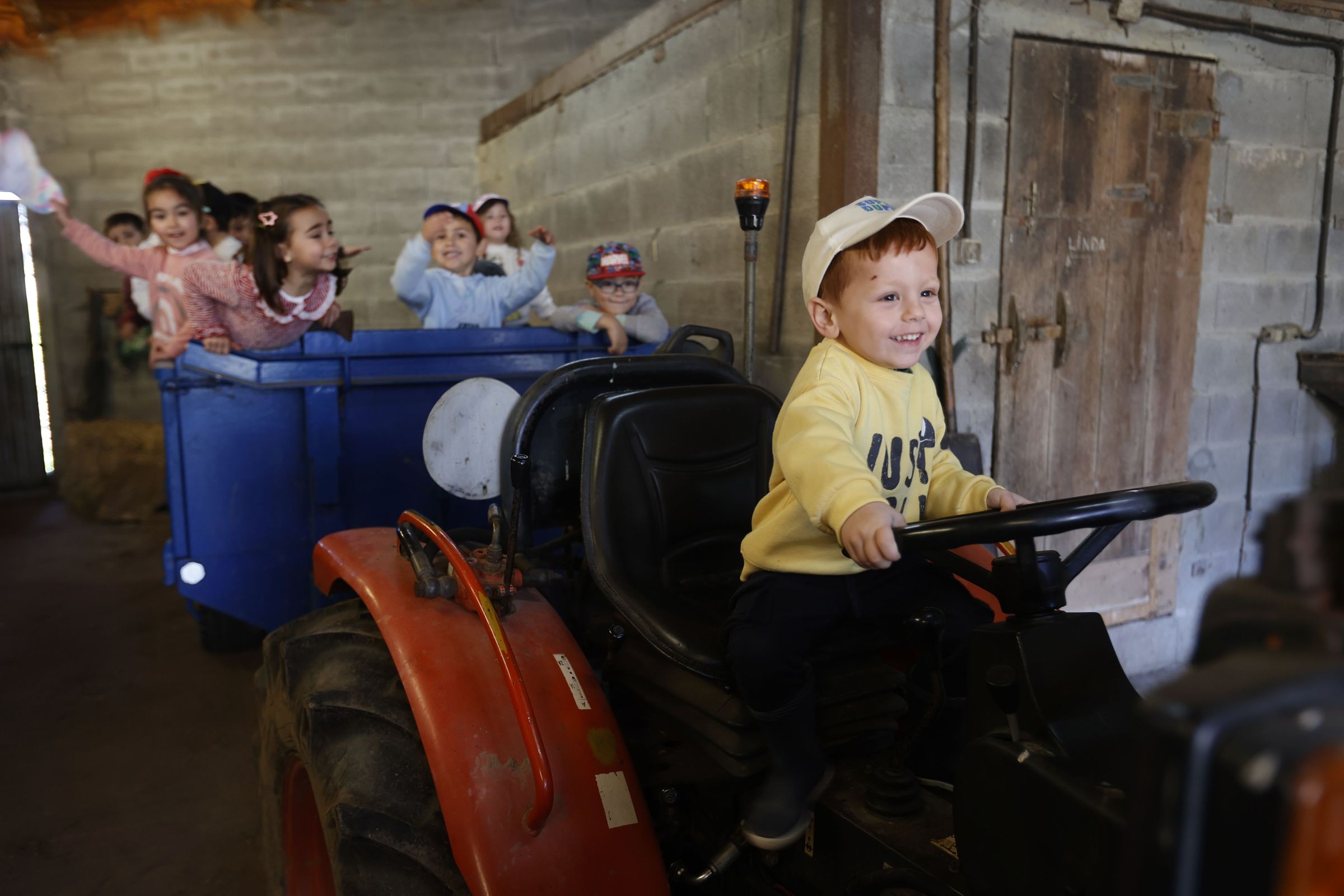Alumnos da escola unitaria de Aios en Sanxenxo visitan unha granxa familiar. 05/02/2025