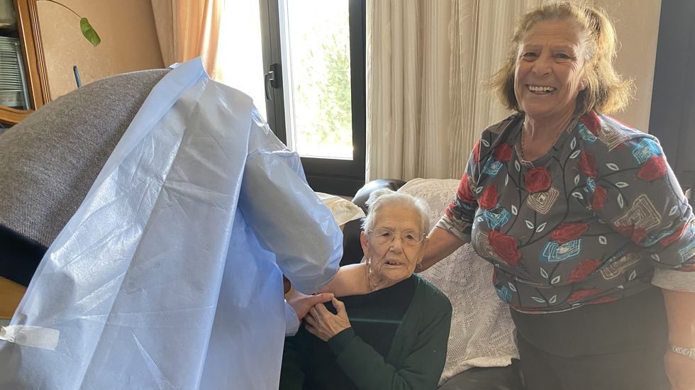 La vacunación a domicilio en el rural.Luzdivina, feliz de ver cómo vacunan a su madre, Anuncia Fernández, de 97 años