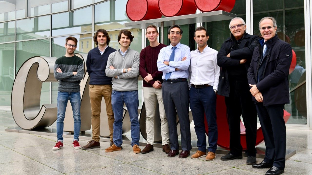 La alumna del IES Aramo de Oviedo Mar�a Luc�a Aparicio Garc�a, con el resto de la delegaci�n espa�ola que acudi� a la olimpiada cient�fica en Qatar