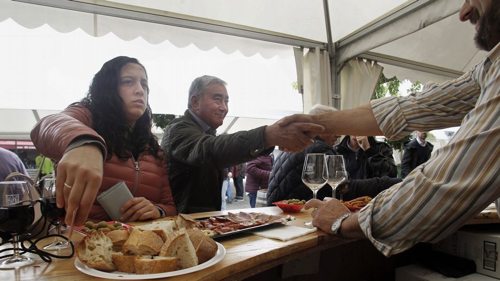 El conselleiro de Industria y el alcalde visitaron los puestos de las bodegas por la mañana