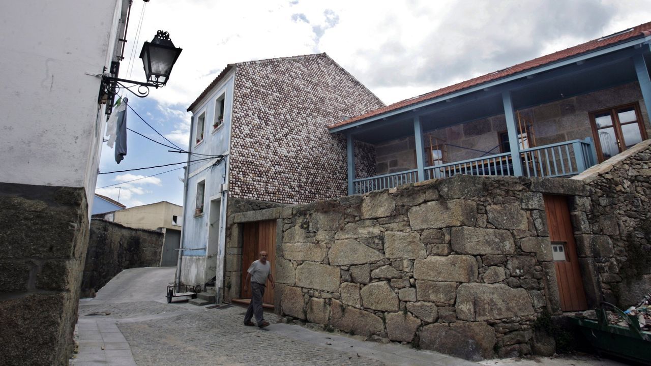 Escultura de la Bella Otero, Valga.El barrio de San Tomé merece un paseo entre casas de pescadores, Cambados
