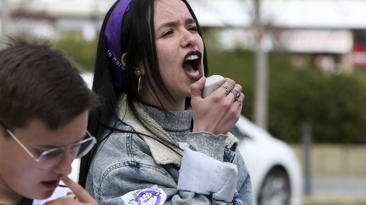 Mercedes Aranceta, farera de Prioriño Chico, en el puerto exterior de Ferrol, equipada con arnés y casco, como sube a las balizas (además de llevar la línea de vida) de cuyo mantenimiento se ocupa. 8M Día de la Mujer Trabajadora