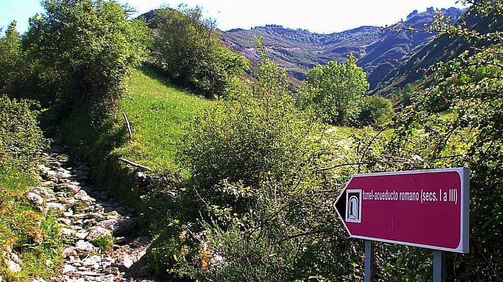 Señal indicador en el camino hacia el túnel minero de Romeor, en O Courel