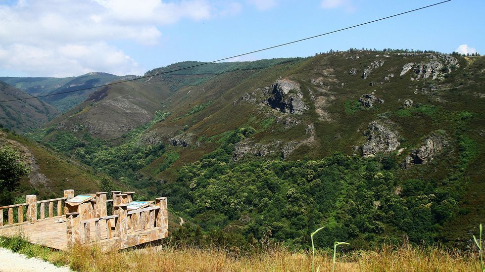 Un mirador construido en el 2004 en la carretera de Quiroga a Folgoso do Courel está situado frente a la parte más visible del plegamiento