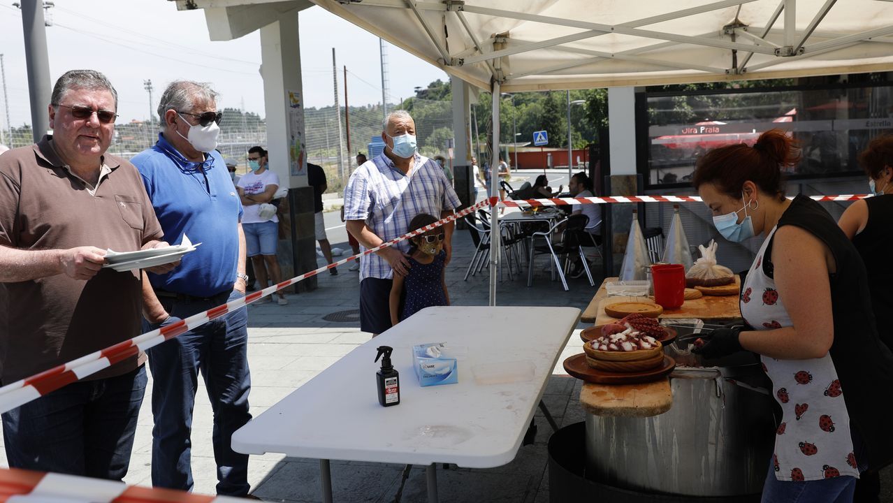 La pulpeira de Oira no paro y el restaurante Playa se llenó a la hora de comer