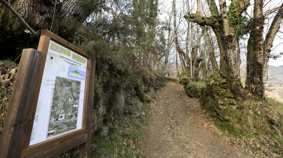 Un panel explicativo señala en la aldea de Piñeira el inicio del camino que lleva a la mina romana de A Toca, en la sierra de O Courel