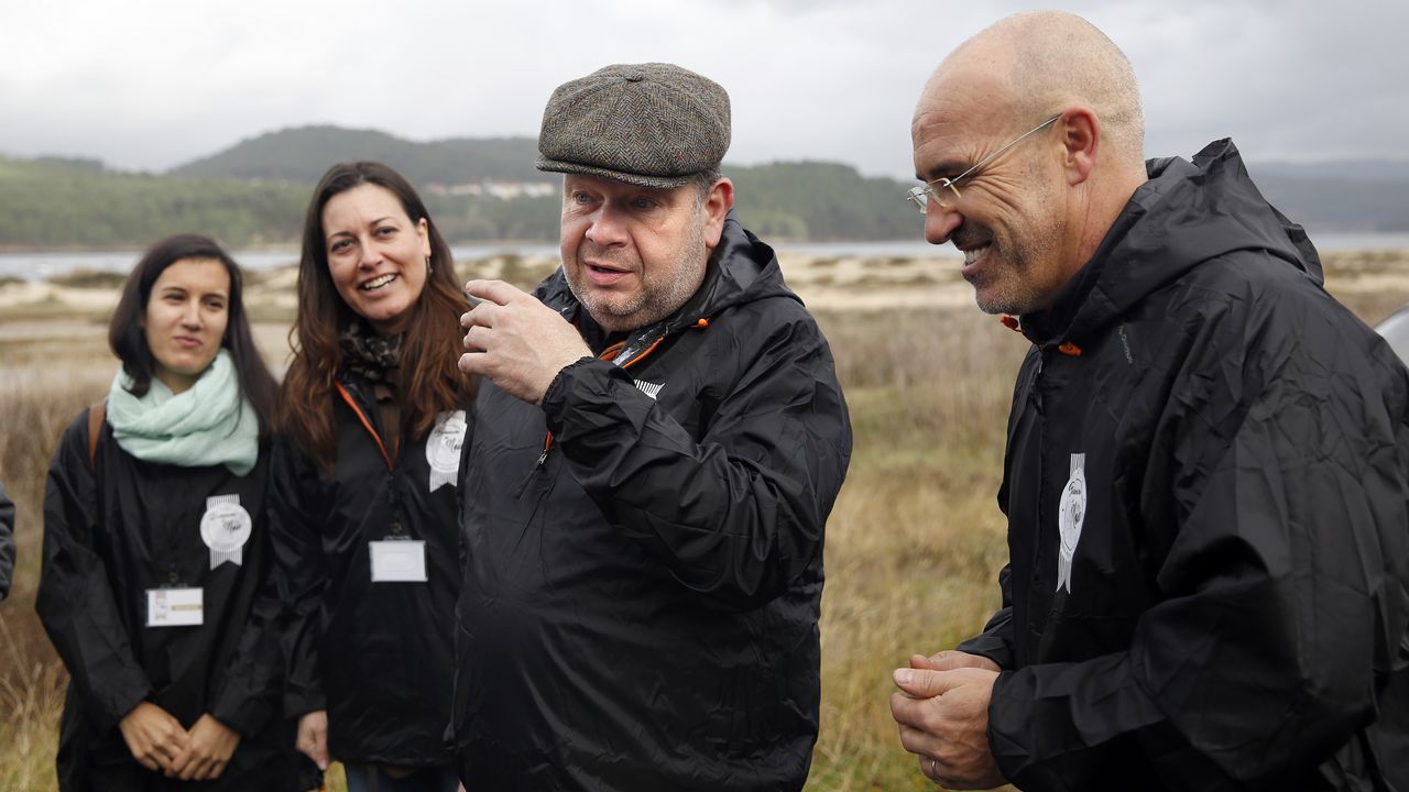 Alberto Chicote visita los bancos marisqueros de Testal en Noia