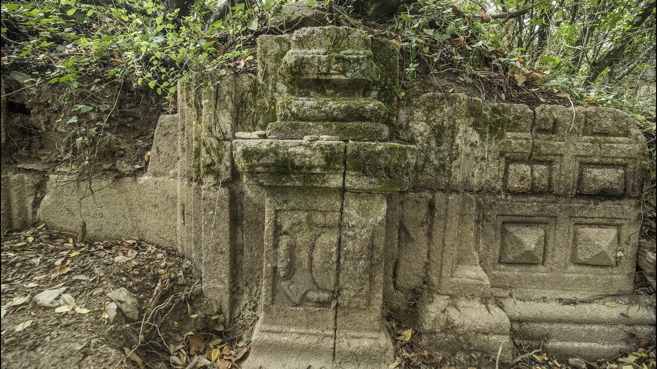 .Un vestigio de la decoración pétrea del templo desaparecido