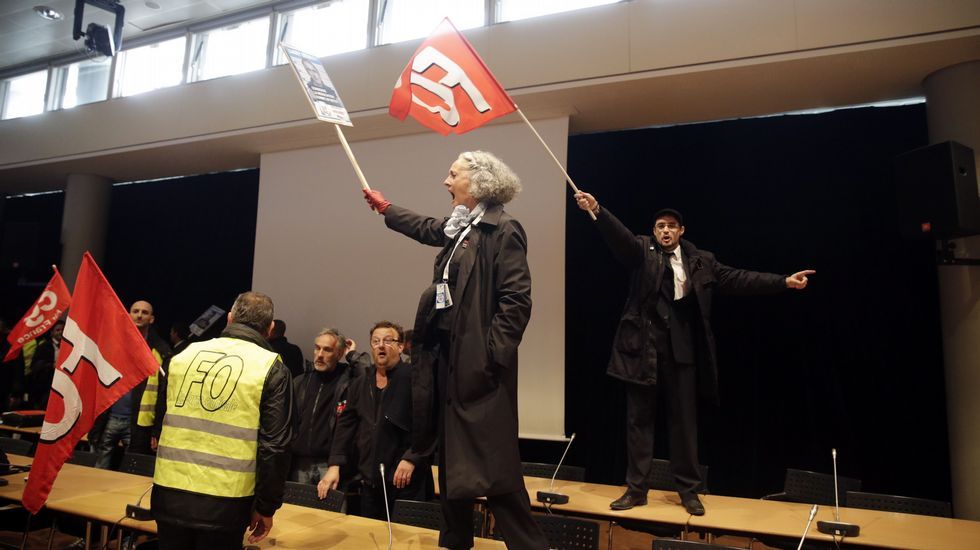 Manifestantes huyendo del lugar tras los incidentes