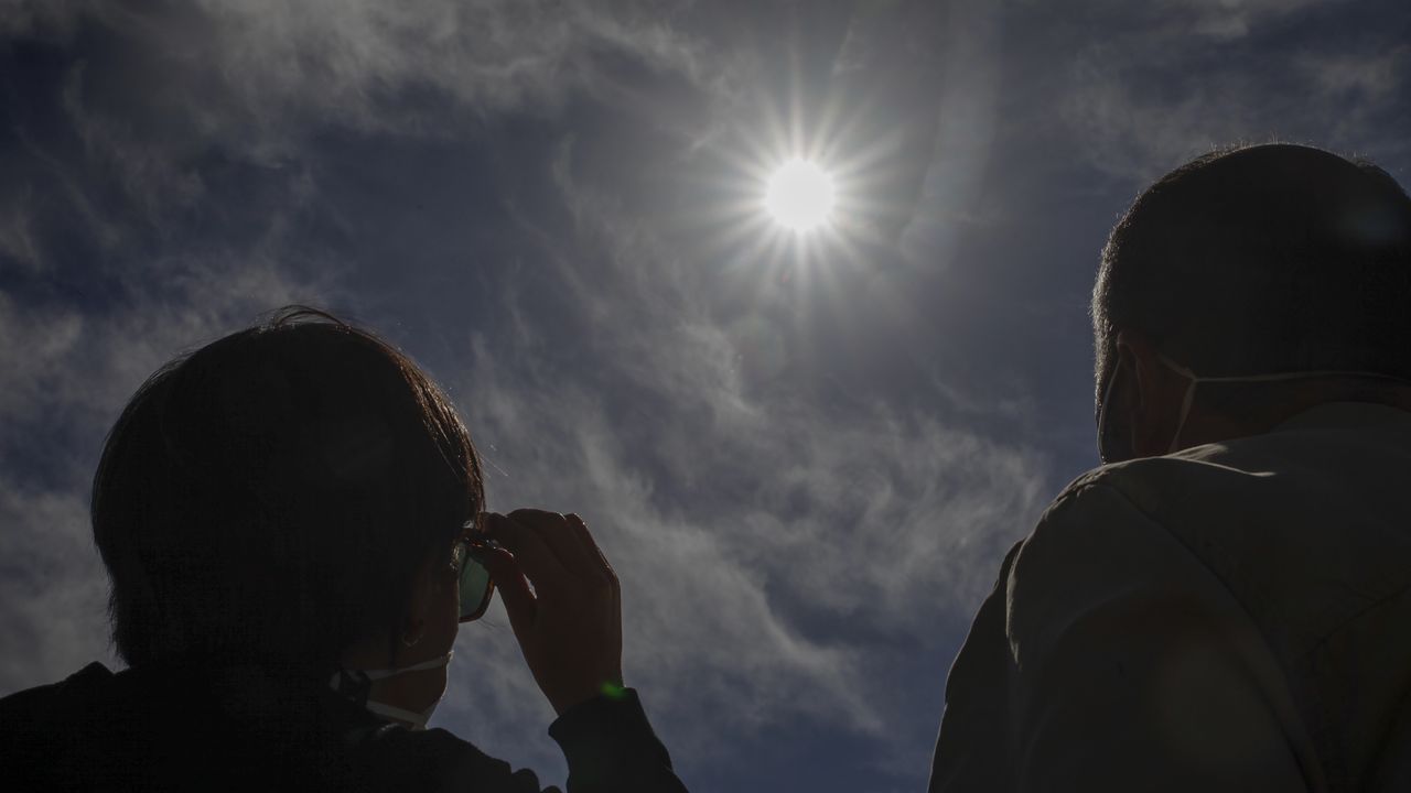 El eclipse a través de una protección para soldar en Lugo