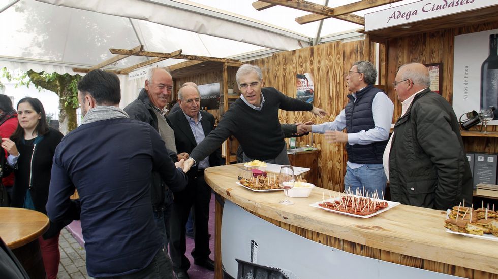 El conselleiro de Industria y el alcalde visitaron los puestos de las bodegas por la mañana