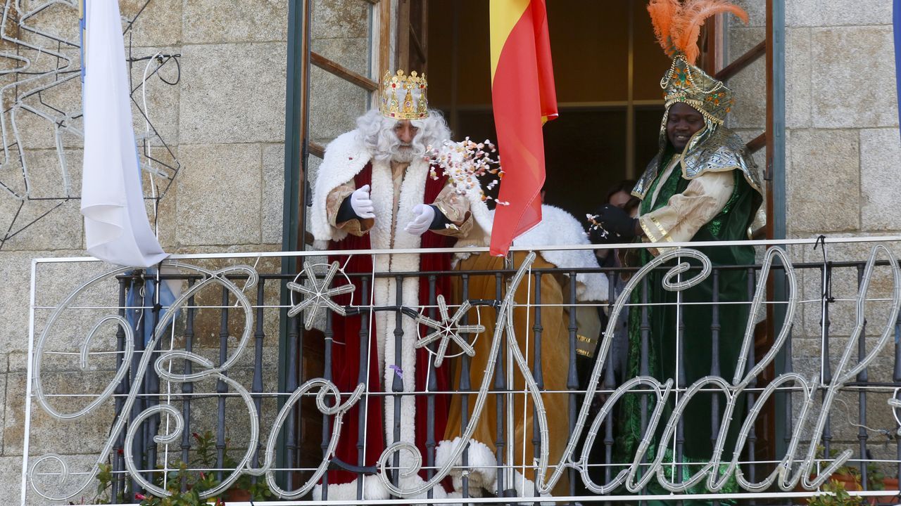 Eduardo posando con la guardia pretoriana que ha logrado que los Reyes cumplan su sueño después de una década pidiendo un ordenador