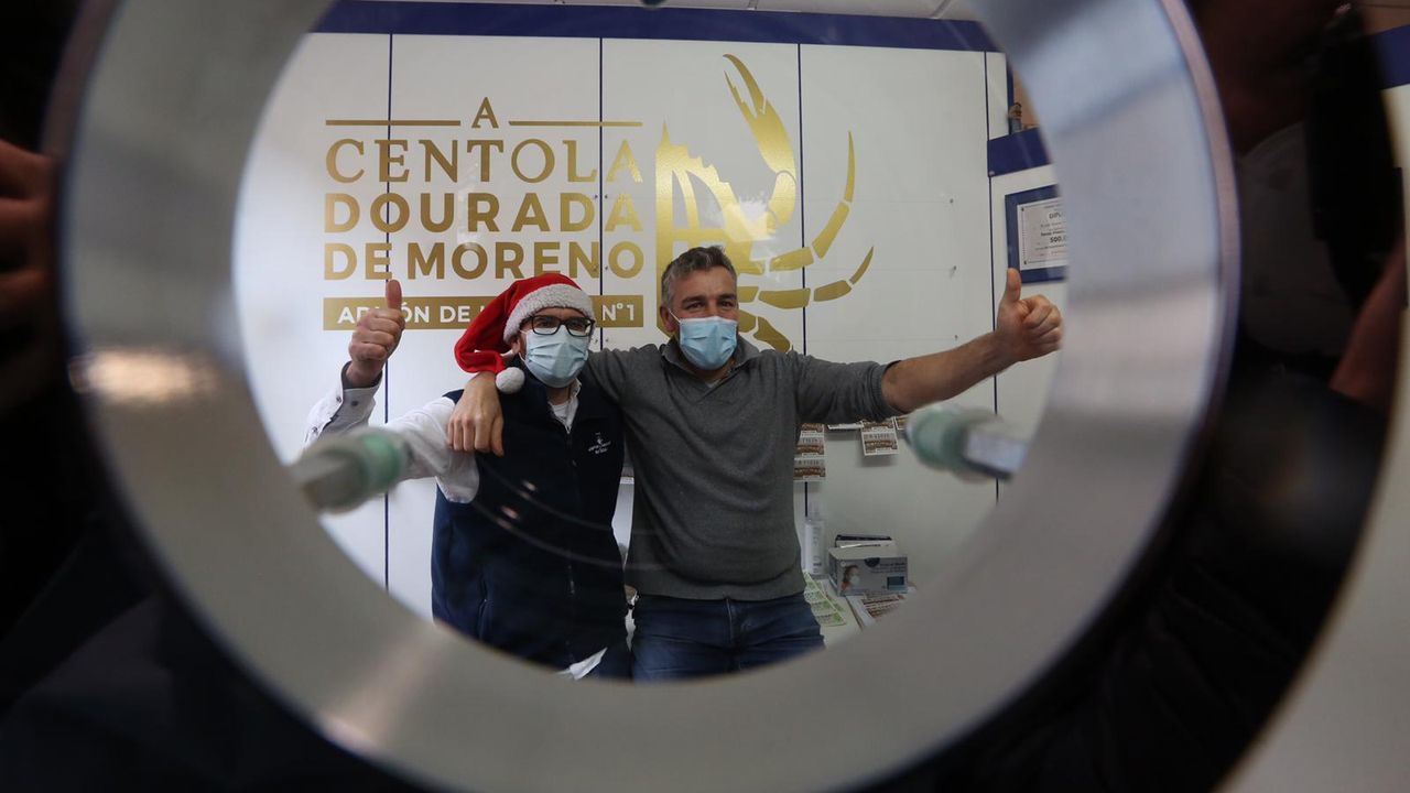 El 86986, un quinto premio, muy repartido por Galicia.Carlos Fernández y Marisol López, de la administración número 8 de Ferrol