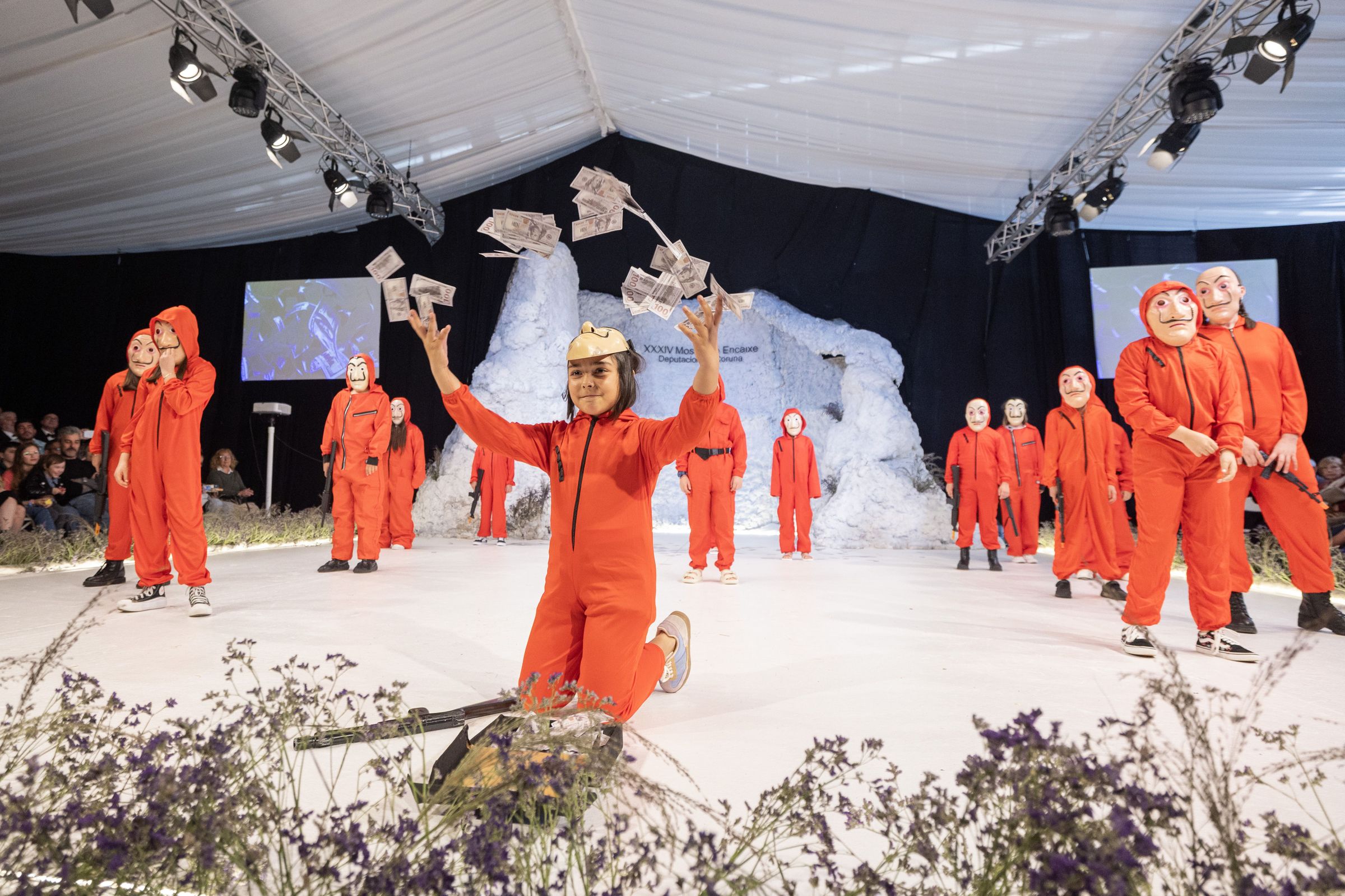 Unha deseadora da Mostra do Encaixe de Camarias abreu o desfile cunha coreografa inspirada na serie La Casa de Papel. 20/04/2025