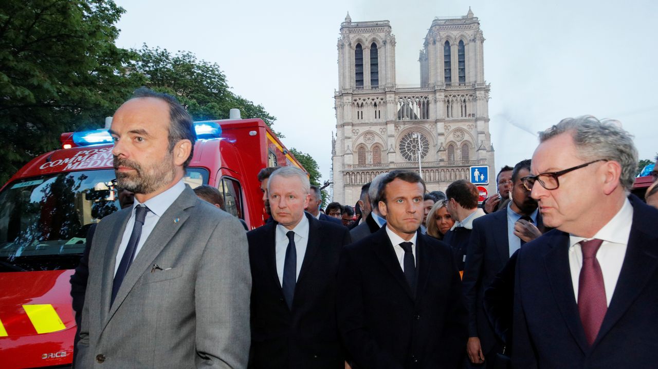 Unos bomberos dentro de la Catedral de Notre Dame