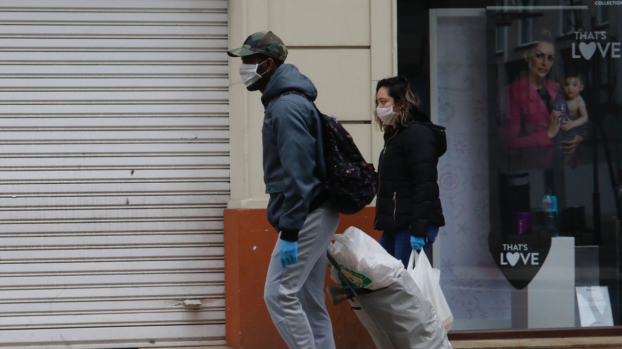 Con mascarillas por las calles de Lugo