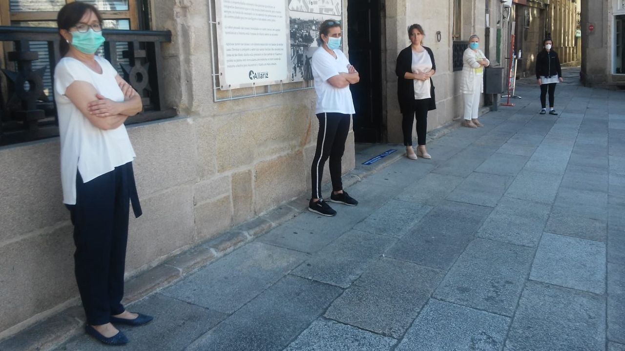 Imagen del minuto de silencio que se guardó en la Plaza Mayor de Allariz