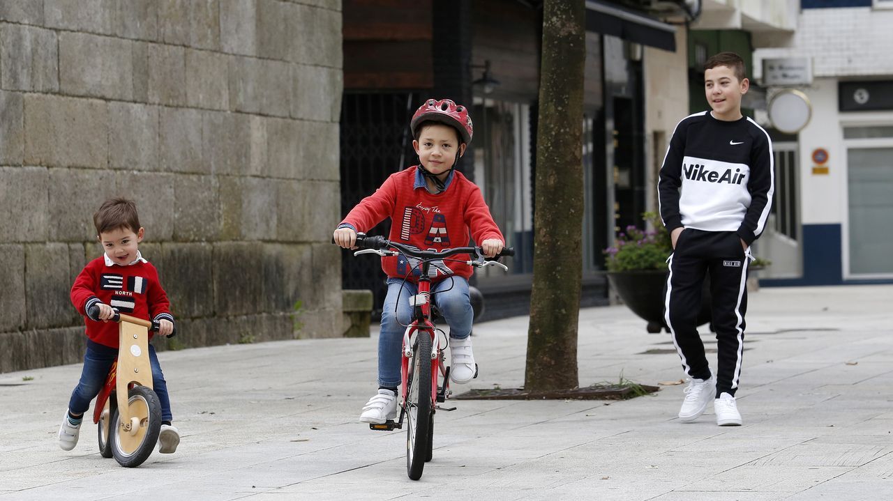 El primer paseo de los niños de Barbanza, en imágenes.Con los niños, las bicicletas también volveron a las calles de A Pobra