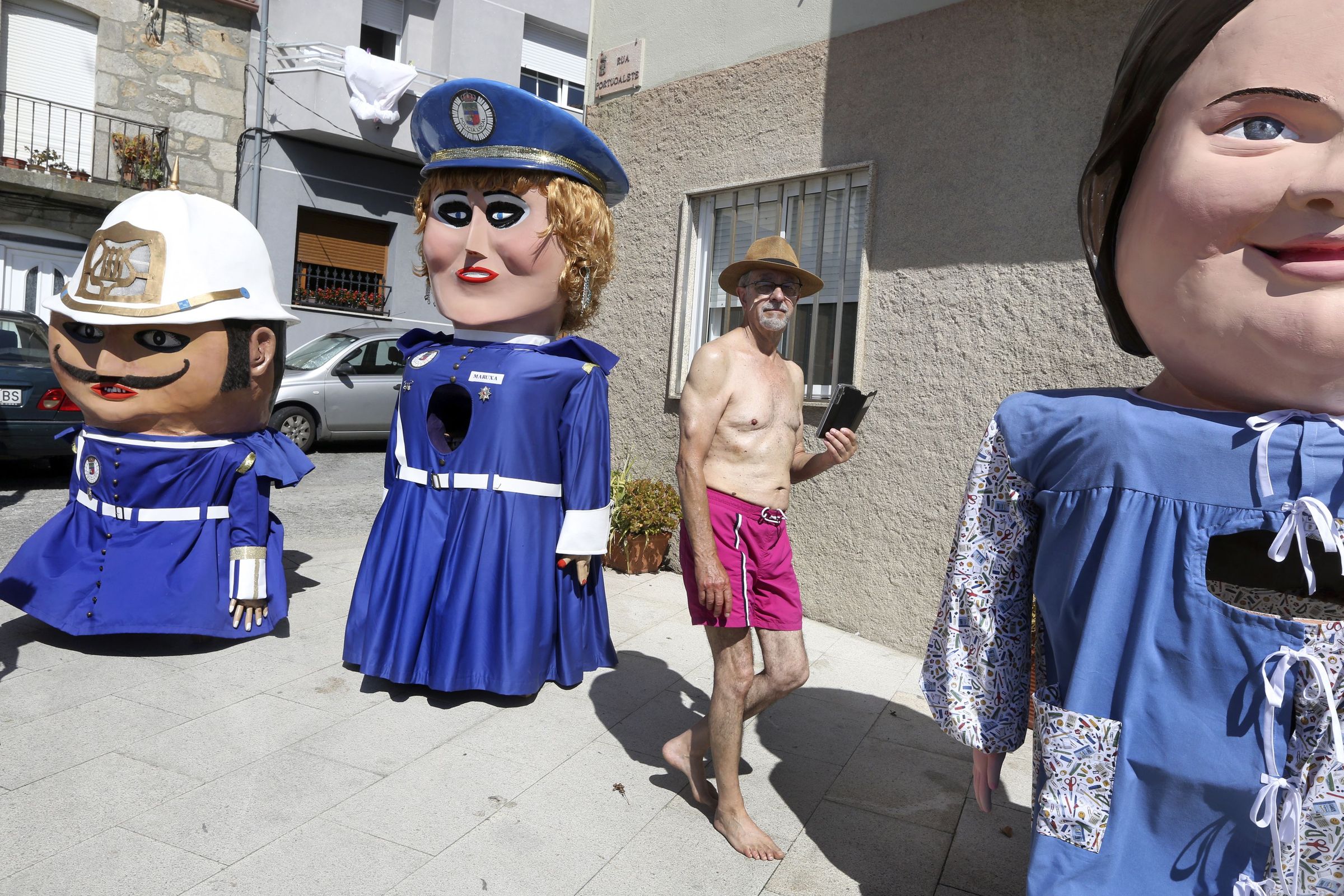 Festas do Apostol en Carril. O paseo de xigantes e cabezudos  tradicional na vila marieira e os turistas aproveitan para levarse unha foto de recordo. 24/07/2024
