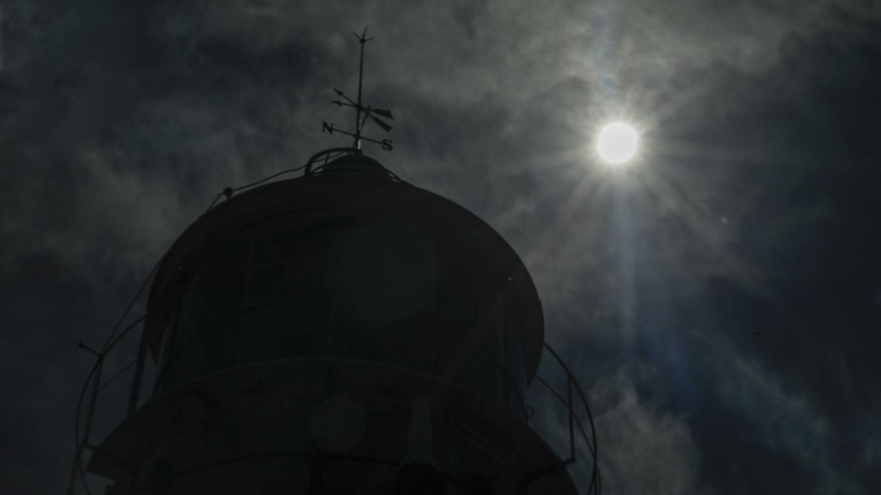 El eclipse a través de una protección para soldar en Lugo