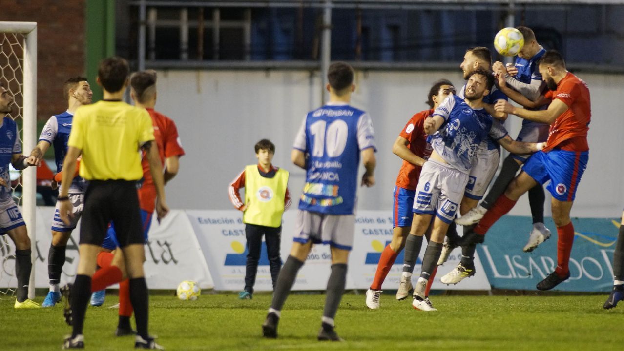 Ambiente de gala en el derbi del fútbol ourensano.La pugna entre la UD Ourense y el Ourense CF fue toda una fiesta del balompié provincial