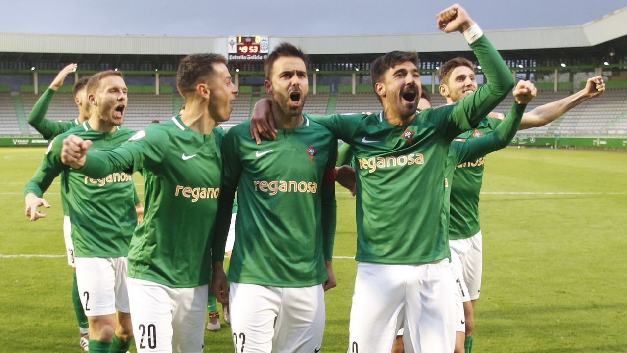 Raúl Prado disputa un balón ante el Racing de Ferrol