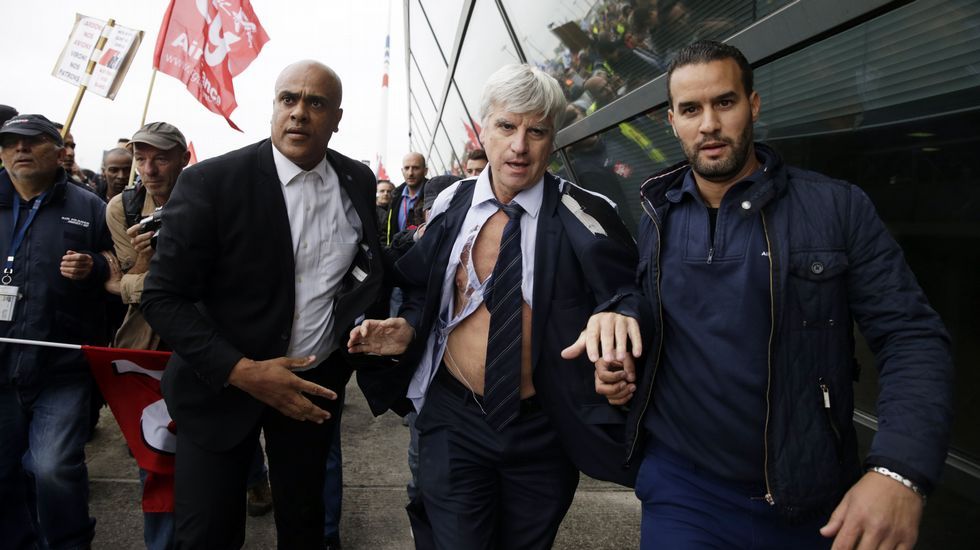 Pierre Plissonnier, director de Air France en Orly, casi sin camisa, también.