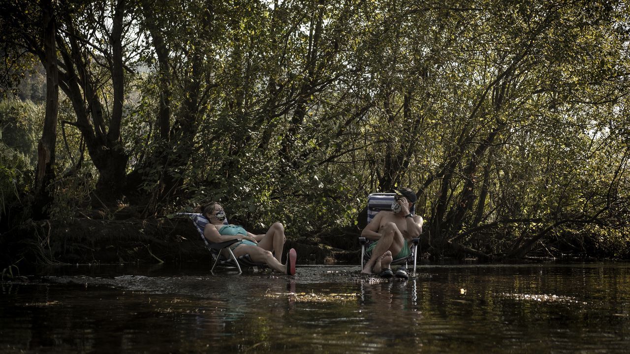Ola de calor en Ourense.Los ourensanos se refugiaron del calor al lado del río