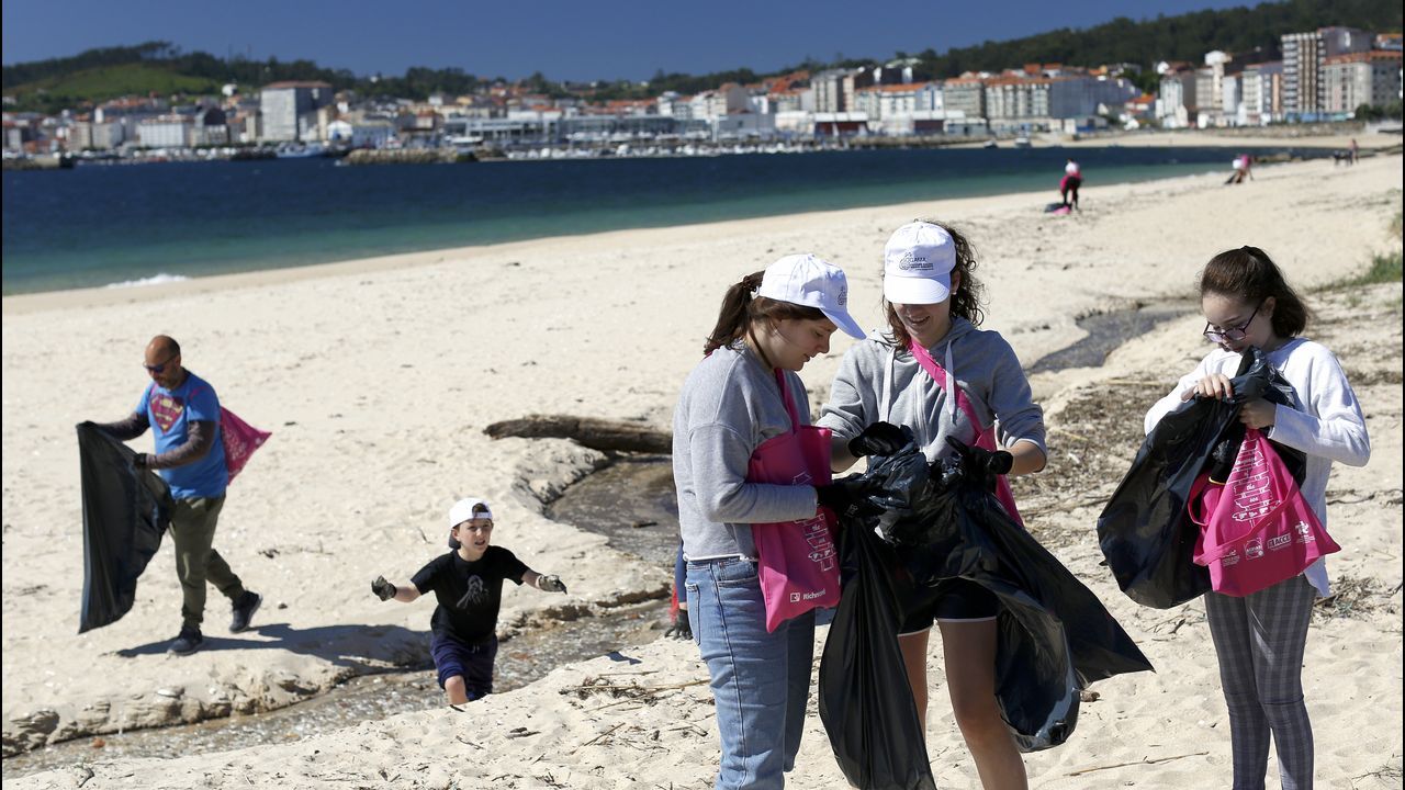 Limpieza multitudinaria de alumnos del Centro Británico que también se realizará en otros cinco arenales del norte de España EN LA PLAYA DE COROSO