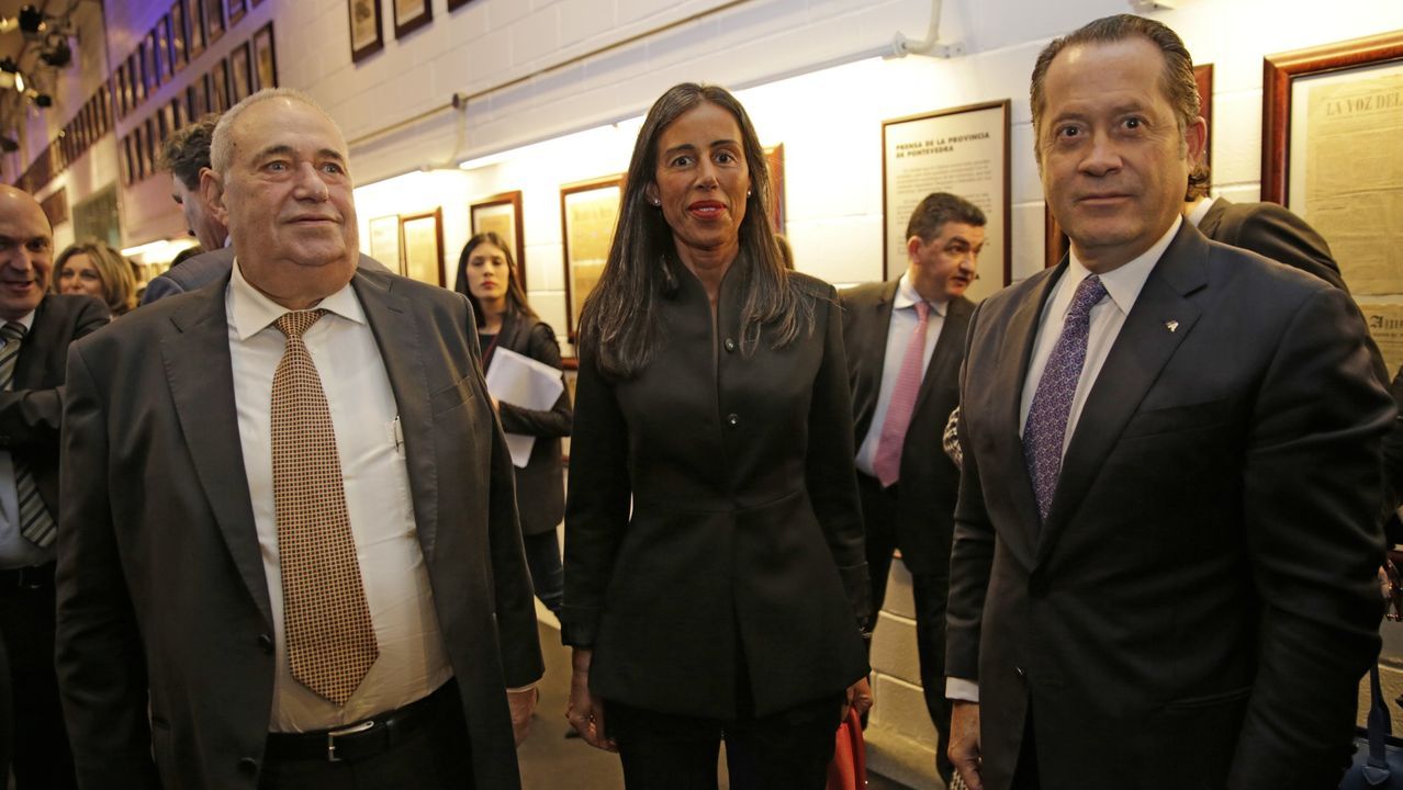 Jove, junto a su hija Felipa y el presidente de Abanca, Juan Carlos Escotet