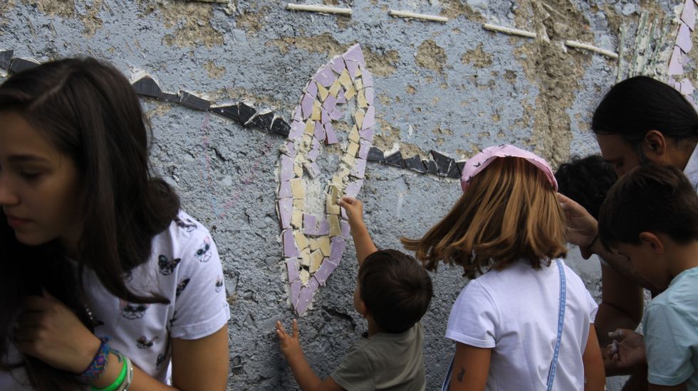 Gerardo Rodríguez, Chere, dirige la elaboración de un mural en el Malecón junto al río Sil