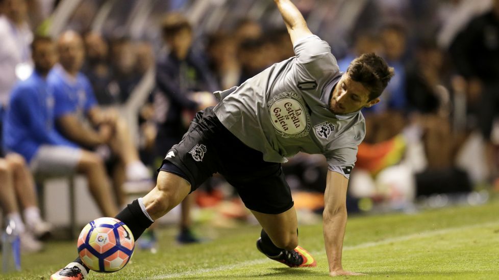 Lucas, siguiendo el partido en el palco de Riazor