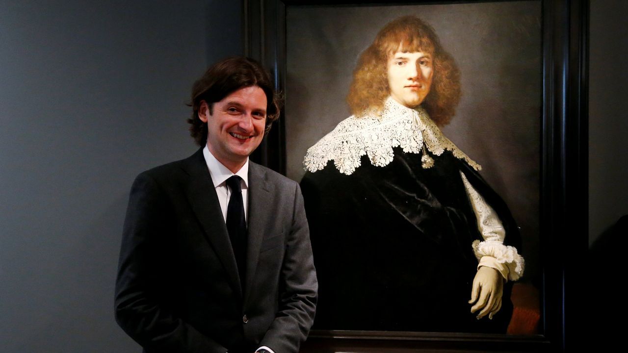 .El historiador Jan Six posa junto la pintura que atribuye a Rembrandt