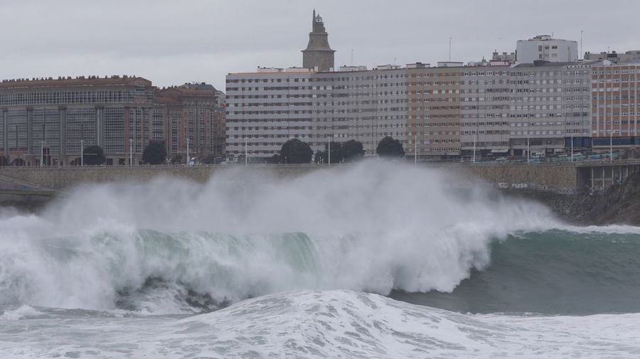 Fuerte oleaje en la costa gallega