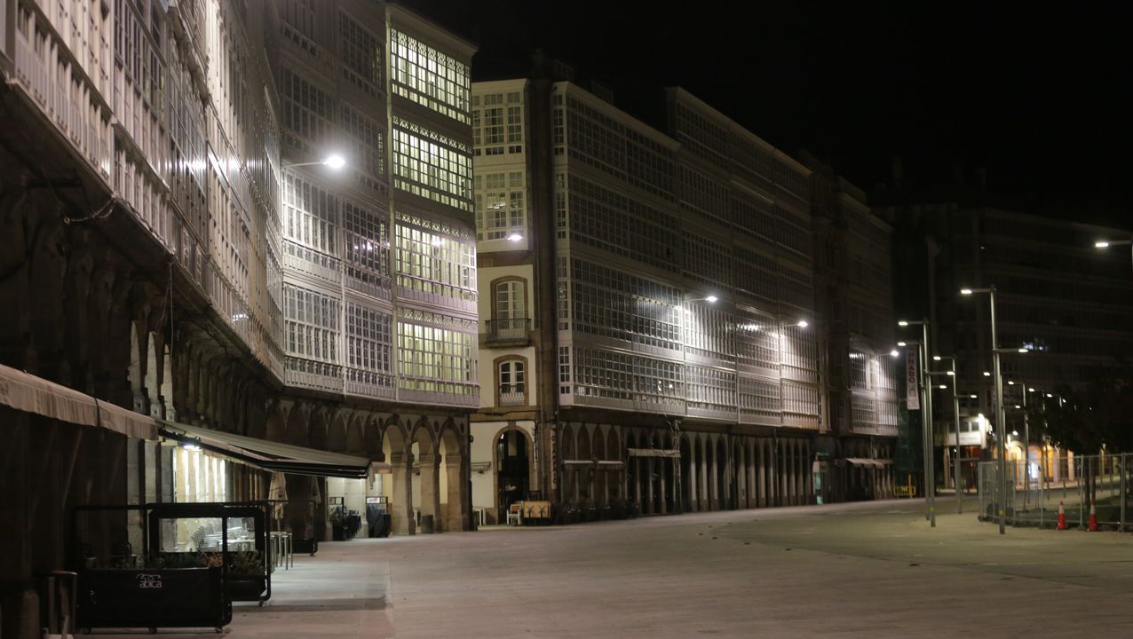 Avenida de La Marina, sin viandantes, por el toque de queda.
