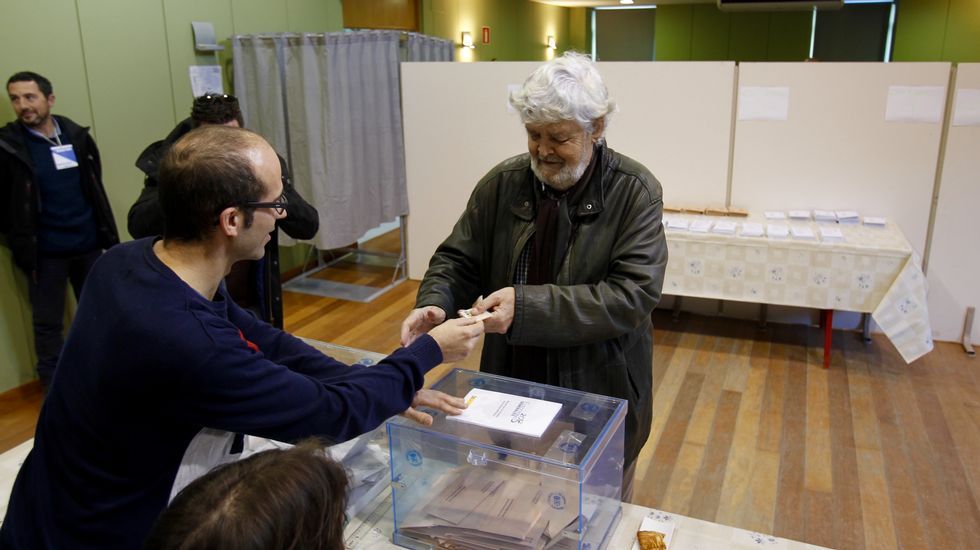 Beiras votando en Brión.