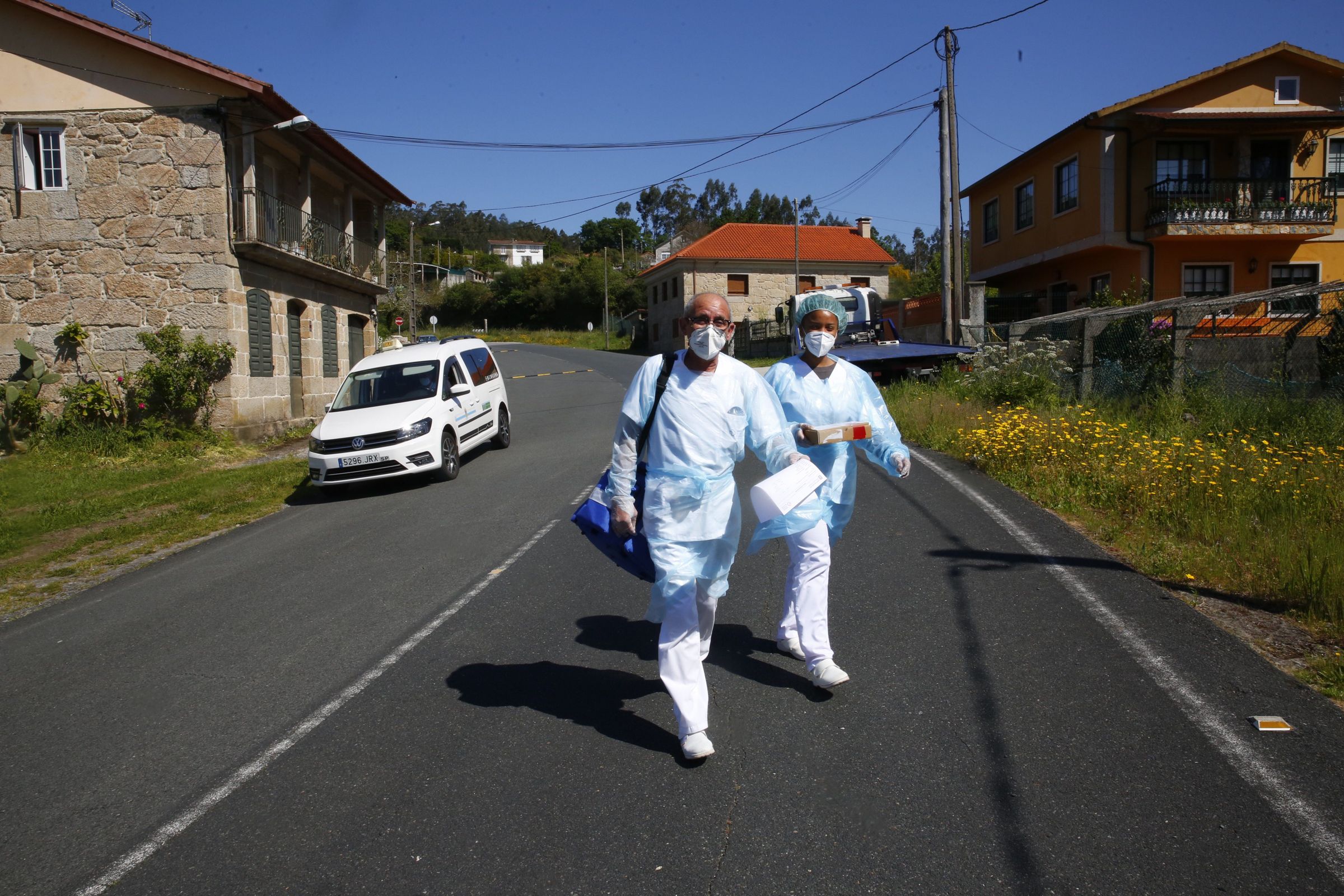 Comienza la vacunacin en domicilios de los mayores de 80 aos dependientes. En la fotografa dos enfermeros del centro de salud se desplazan en taxi para vacunar en la zona de Alba y  A Devesa, Pontevedra. 16/04/2021
