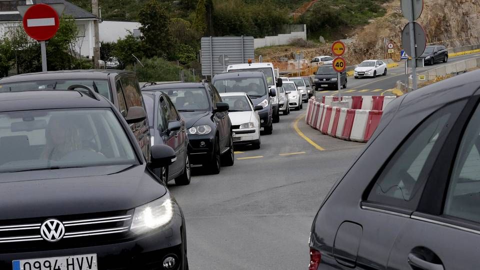 Atascos de tráfico en A Zapateira y la TerceraRonda por el corte de un carril para el cambio de tuberías de agua