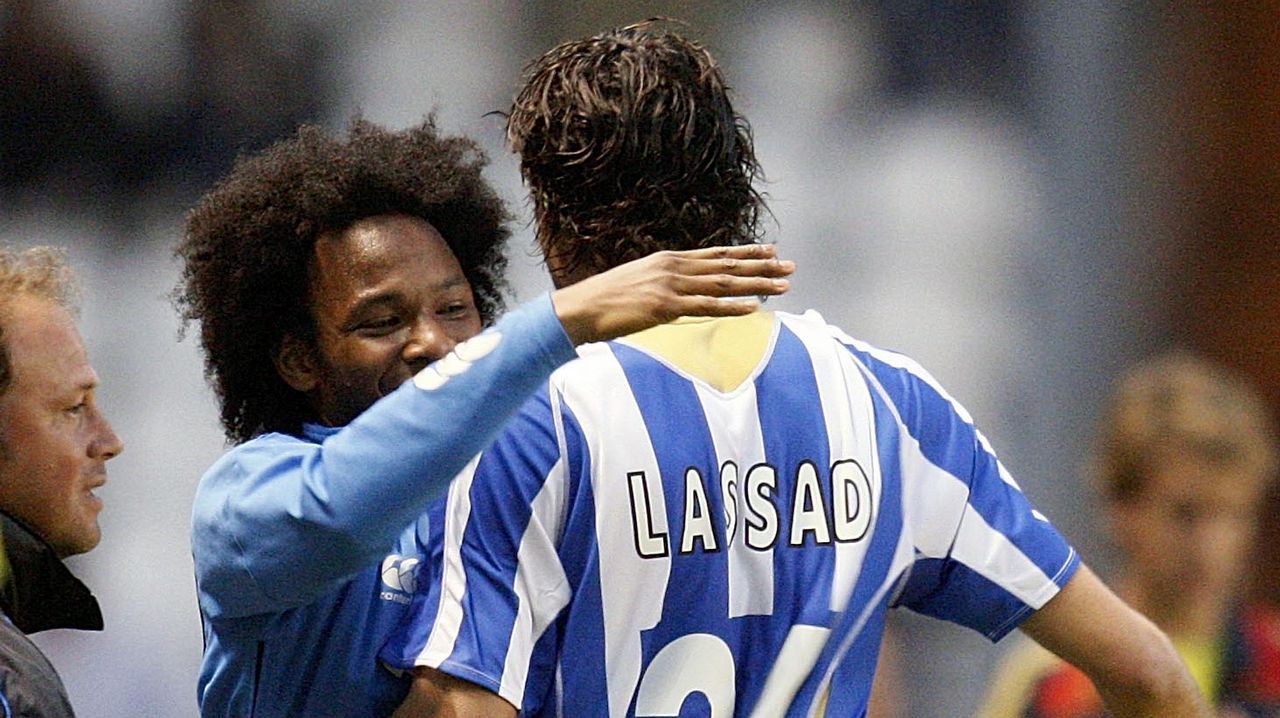 .De Guzmán felicita a Lassad tras anotarle un gol al Almería