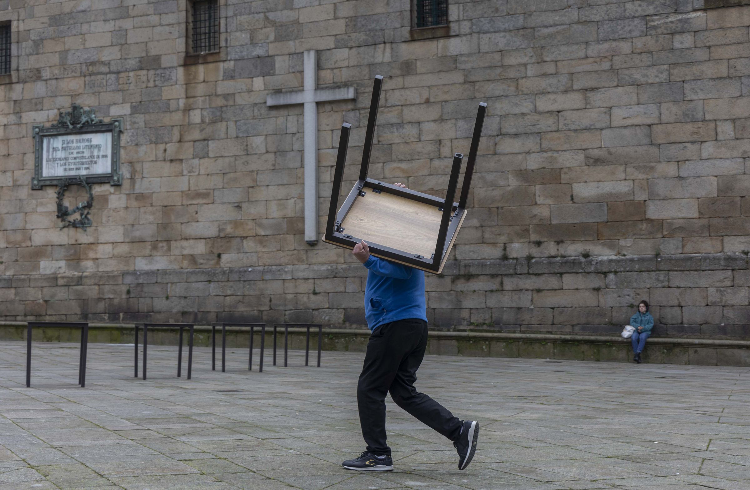 Montando unha terraza na Praza da Quintana, en Santiago. 08/02/2025